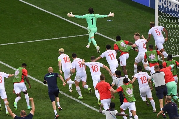 Hallitseva Euroopan mestari Italia pettyi raskaasti, Englanti voitti 10-0 – näin pelattiin MM-karsinnoissa maanantaina
