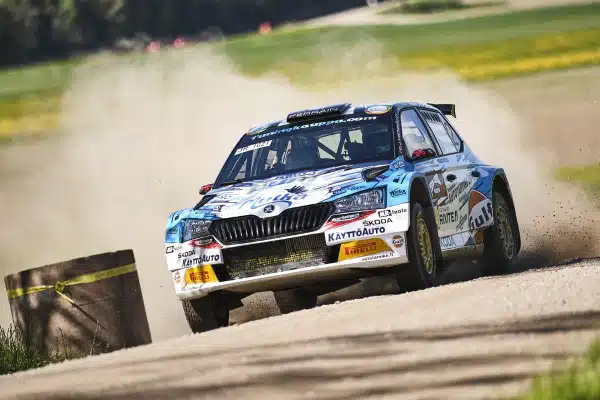 Suomen MM-rallissa karu erikoiskoe – kaksi suomalaista pihalle samalla pätkällä!