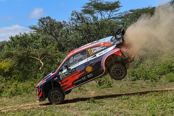 Draamaa Kenian MM-rallissa - tähtikuljettaja suurissa vaikeuksissa Draamaa Kenian MM-rallissa – tähtikuljettaja suurissa vaikeuksissa