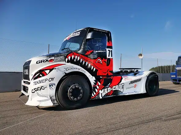 Tytär lainasi isältään häijyä menopeliä – tykitti heti paalupaikalle