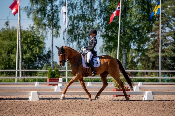 Roosa Kuivalainen lapsiratsastajien ja Mathilda Simola ponien Suomen mestariksi ja Veera Salminen pikkuponimestariksi