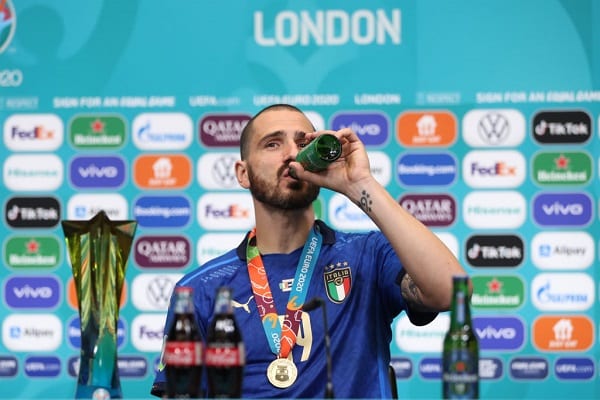Kaljaa juonut Leonardo Bonucci virnuili Englannille – ”Pytty lähtee mukavalle lentomatkalle”