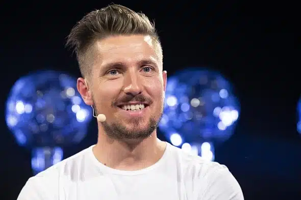 Alppihiihdon supertähti osallistui hurjamaineiseen moottoriurheilukisaan – huonosti kävi!