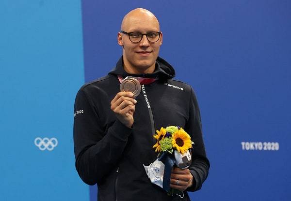 Matti Mattsson riemuitsi olympiamitaliaan – ”Ihan älyttömän hyvä uinti, kymppi plus”