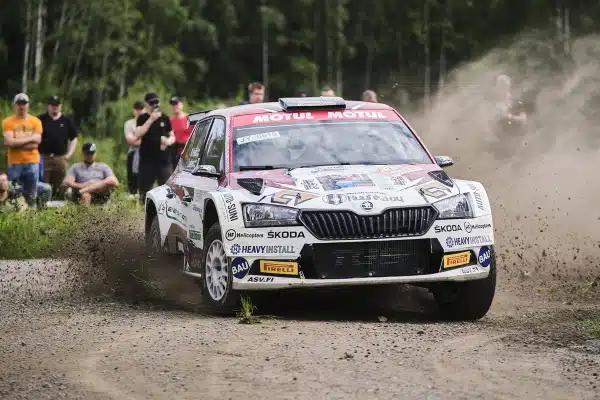 Suomalainen rallikuski jahtaa uransa ensimmäistä mestaruutta – ”Laitetaan kaasu pohjaan”