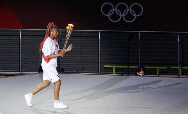Tenniksessä jättiyllätys! Olympiasoihdun sytyttäjä Naomi Osaka putosi pelistä