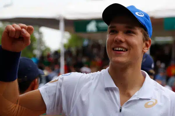 Suomalaispelaaja lähti lauluun välieristä Britanniassa – kova tuuli vaikeutti peliä nurmikentällä