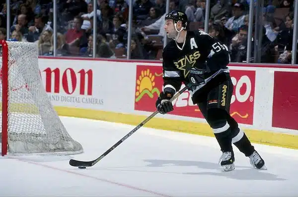Dallas Stars nosti pakkilegendan paidan kattoon – joukkue laski sen jälkeen alleen kaukalossa
