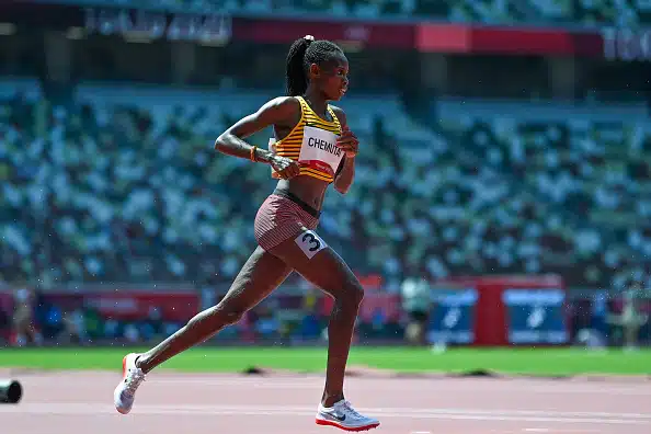 Ugandalaisjuoksija valloitti naisten esteet
