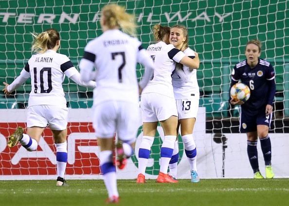 Huipputurnaukseen lähtevää Helmareiden ryhmää täydennettiin kolmella pelaajalla