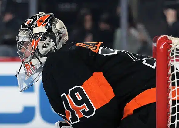 NHL-seura Philadelphia Flyersin maalivahdeille on naureskeltu – nyt nuori tähtivahti ylsi todella kovaan saavutukseen