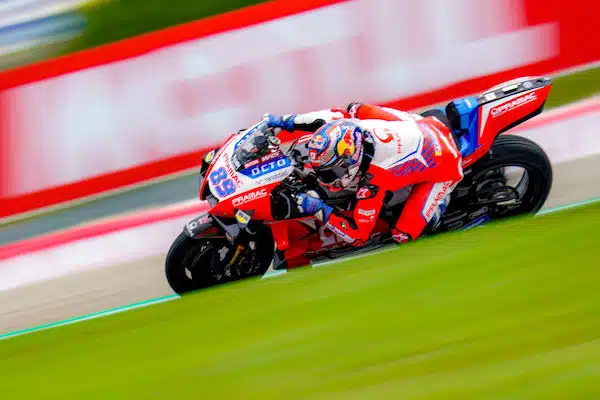 MotoGP-kilpailussa draamaa! Kaksi pyörää syttyi palamaan