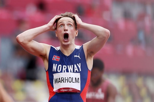 Olympiavoittaja Karsten Warholm loukkaantui Olympiavoittaja Karsten Warholm loukkaantui