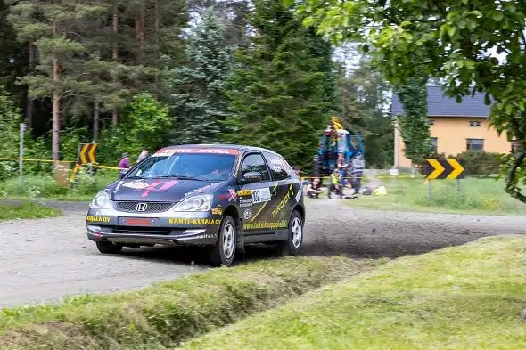 Vasta 14-vuotias laukaalainen rallilupaus janoaa Suomen mestaruutta