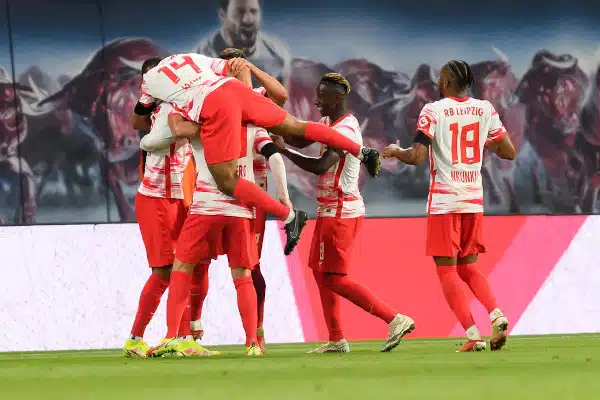 Bayern Münchenille painetta – RB Leipzig nousi jo pisteen päähän