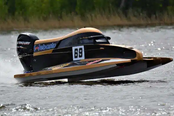 Sami Reinikainen ratamoottoriveneilyn F4-luokan maailmanmestariksi – Suomeen kaksoisvoitto!