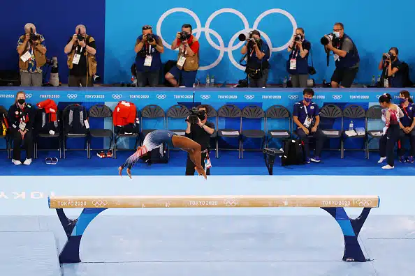Simone Biles vaikeuksien kautta pronssimitalistiksi