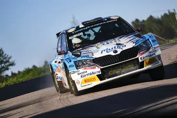 Raju ulosajo SM-rallissa – ”Ollaan kummatkin kunnossa”