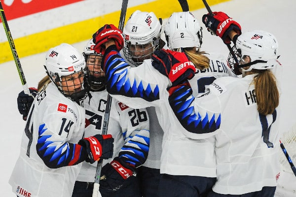 Naisleijonien peikko jäi jyrän alle MM-kisojen välierissä Naisleijonien peikko jäi jyrän alle MM-kisojen välierissä