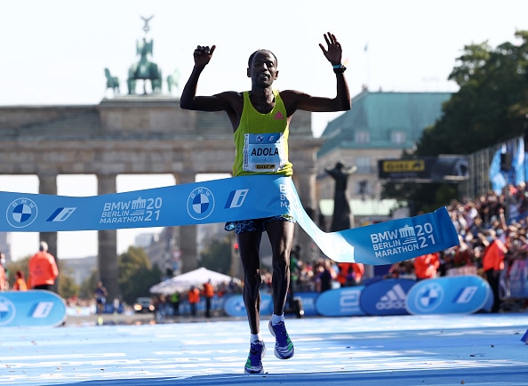 Maratonin uusi maailmanennätys jäi saavuttamatta Berliinissä Maratonin uusi maailmanennätys jäi saavuttamatta Berliinissä