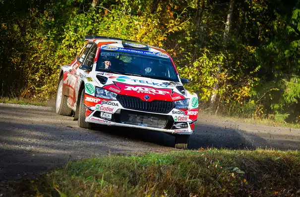 Vain yhden pisteen tähden! Suomalainen rallikuski silmäili kotoa käsin MM-pronssin menetystä: ”Totta kai harmittaa”