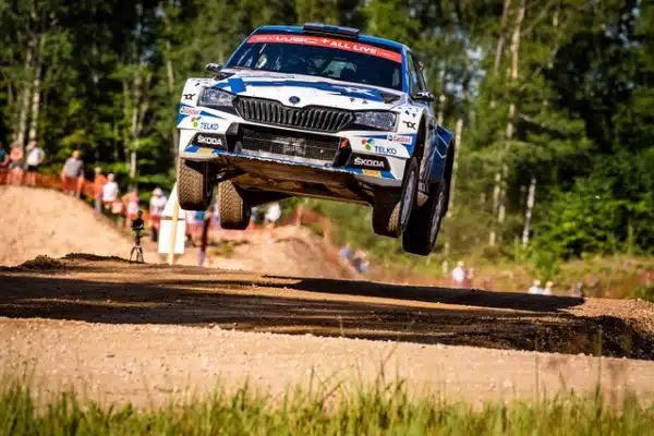 Paikallinen autoilija aiheutti hurjan vaaratilanteen – suomalaiskuskin mahdollisuudet menivät Kreikan MM-rallissa