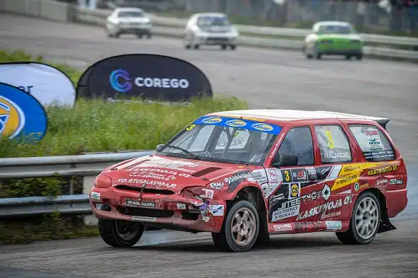 Draamaa SM-mitaleista taisteltaessa – yksi kuljettaja yli muiden rallicrossin huipennuksessa: ”Vehkeet rupesi rokkaamaan”