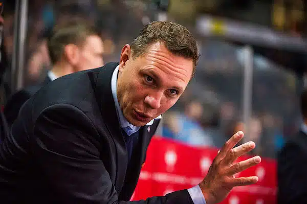 TV5:n toimittaja ulapalla – Leijonien vastuuvalmentaja hoiteli tilanteen tyylikkäästi