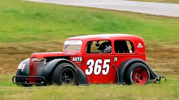 Vasta 17-vuotias suomalaiskuski pääsee ajamaan F1-mestaria vastaan