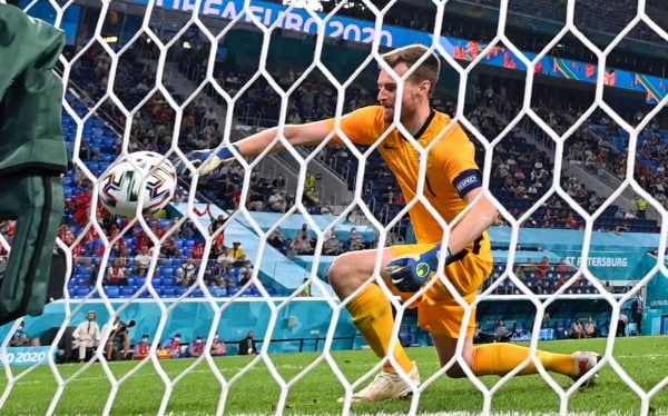 Lukas Hradecky ei selitellyt tappiota – ”Totaali epäonnistuminen”