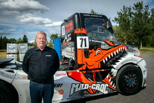 Ratakuoma-autokuski jäi ilman kansallislaulua ja Suomen lippua – ottaa nyt varman päälle: ”Varmuuden vuoksi molemmat mukaan”