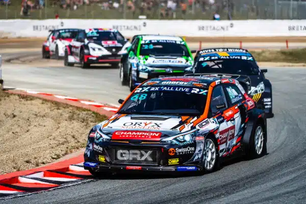 Nyt taistellaan MM-mitalista! Suomalaiskuskilla on huimat panokset Nürburgringin F1-radan maisemissa