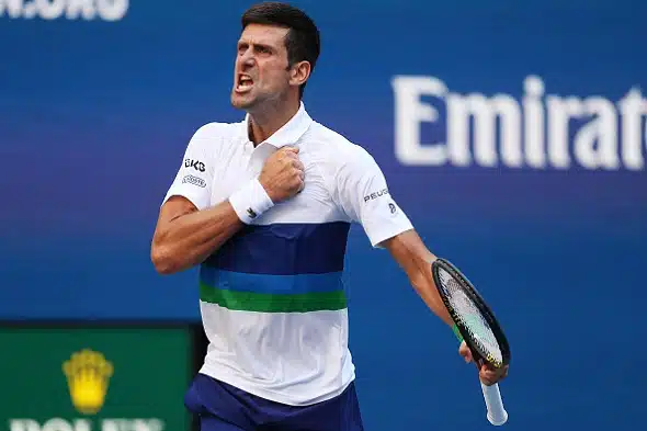 Novak Djokovic palasi voitokkaasti pelikentille