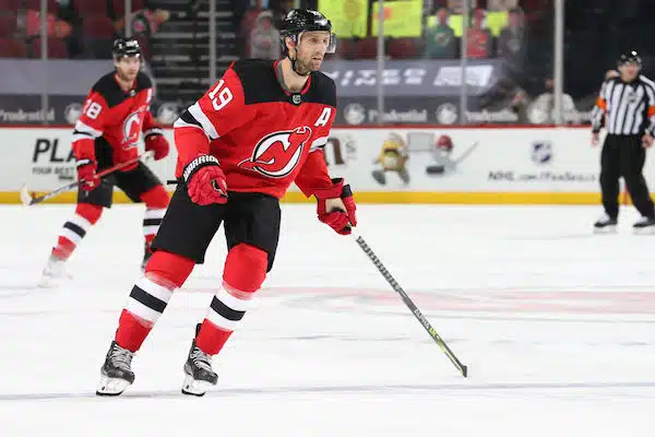 Yli 1000 ottelua NHL:ssä pelannut konkari lopettaa uransa – New Jersey Devils teki vielä yhden päivän mittaisen sopimuksen