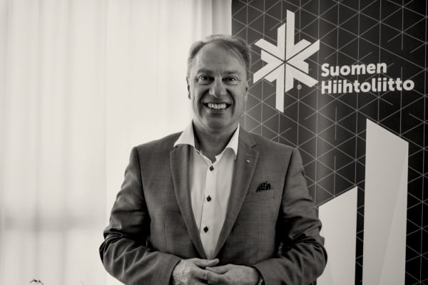 Hiihtoliitto kunnioitti entistä puheenjohtajaansa arvostetulla mitalilla