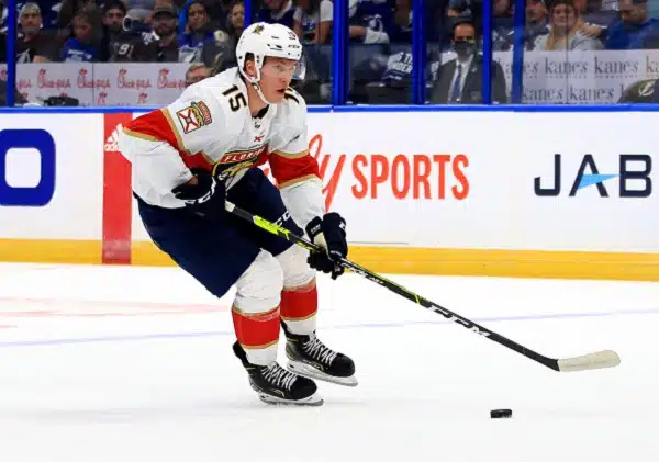 Nyt napsahti makea maali! Näin Anton Lundell herkutteli voittoniittiä Juuse Saroksen selän taakse Nyt napsahti makea maali! Näin Anton Lundell herkutteli voittoniittiä Juuse Saroksen selän taakse