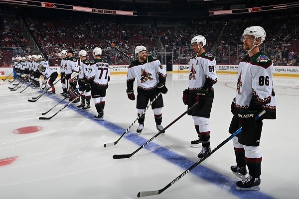 NHL-joukkue pelaa seuraavat kolme kautta vain 5000 katsojan edessä NHL-joukkue pelaa seuraavat kolme kautta vain 5000 katsojan edessä