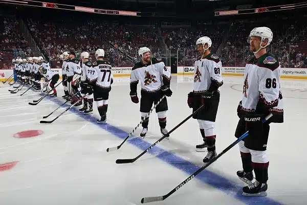 NHL-joukkue pelaa seuraavat kolme kautta vain 5000 katsojan edessä