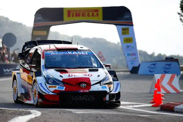 Huikea veto! Nyt menee jännittäväksi – Toyota-kuski pelasi ”lottoa” Monzan MM-rallissa (ek5/16)
