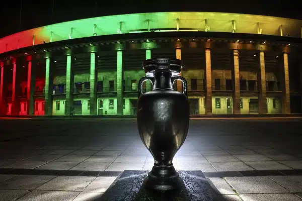 Tässä ovat jalkapallon EM-kisoissa paikkansa varmistaneet joukkueet ja arvontakorit Tässä ovat jalkapallon EM-kisoissa paikkansa varmistaneet joukkueet ja arvontakorit