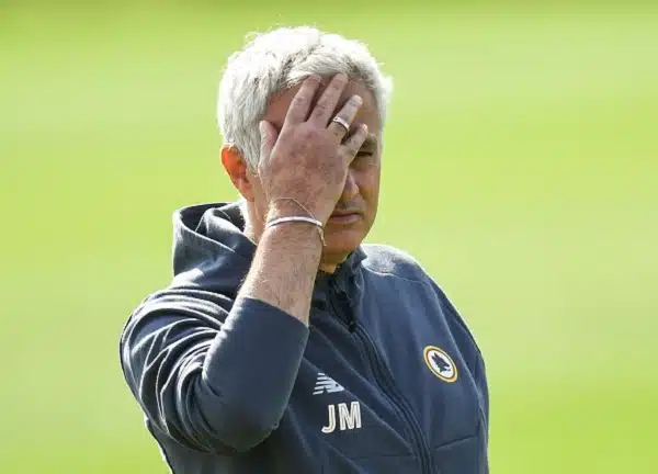 Hurja huhu leviää Jose Mourinhosta - valmentajavelho nauroi toimittajille päin naamaa Hurja huhu leviää Jose Mourinhosta – valmentajavelho nauroi toimittajille päin naamaa