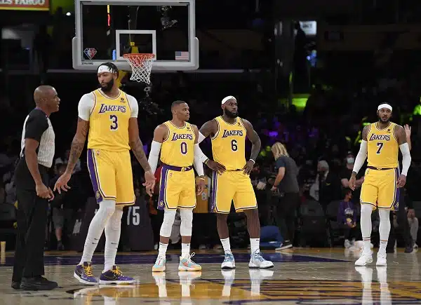 NBA-kausi pyörähtää käyntiin ensi yönä