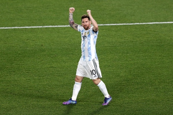 Jalkapallon MM-kisat tiistaina: Kaksi mestarisuosikkia aloittaa urakkansa Jalkapallon MM-kisat tiistaina: Kaksi mestarisuosikkia aloittaa urakkansa