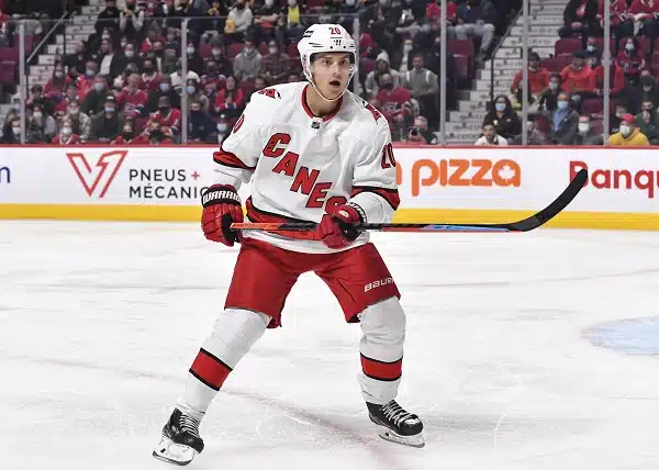 Alivoimalla osunut Sebastian Aho nousi valmentajansa rinnalle - kaikki Carolinan suomalaiset pisteille Alivoimalla osunut Sebastian Aho nousi valmentajansa rinnalle – kaikki Carolinan suomalaiset pisteille