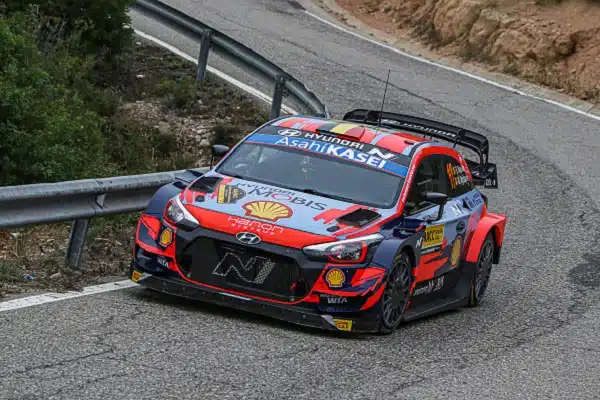 Hurjaa draamaa Katalonian MM-rallissa! Kärkimies suurissa ongelmissa