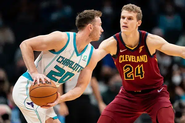NBA:n runkosarjassa edessä viimeinen päivä – näistä asioista pelataan vielä