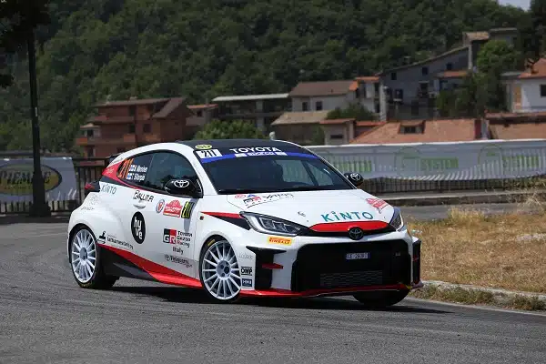 Markus Manninen jahtaa rallimestaruutta Italiassa – hurjat palkintorahat jaossa