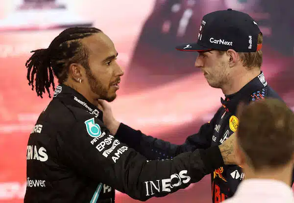 Jäätävä kohtaaminen - Lewis Hamilton ei edes katsonut Max Verstappeniin päin Jäätävä kohtaaminen – Lewis Hamilton ei edes katsonut Max Verstappeniin päin