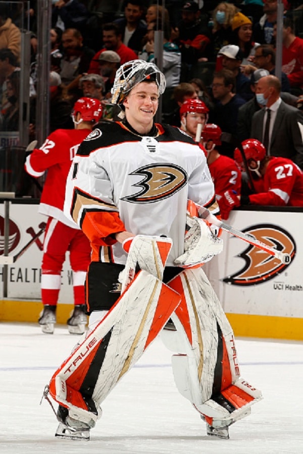 Unelmadebyytti NHL:ssä! SM-liigasta tuttu maalivahti purskahti itkuun ottelun jälkeen: ”Epätodellista”