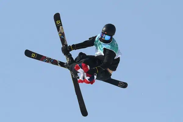 Supertähden ylivoimaa! Olympiavoittaja herkutteli viimeisen hypyn maansa lippu kädessään